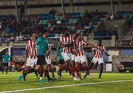 Una acción del partido entre el Atlético La Paz y el Sporting