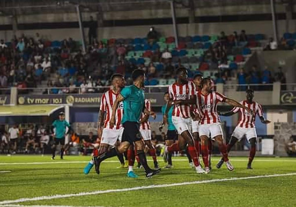 Una acción del partido entre el Atlético La Paz y el Sporting