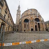 Vallas instaladas delante de la iglesia de la Laboral dondeal fin arranca la obra para reparar su cúpula.