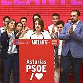 Roberto García Morís, Gimena Llamedo, Adriana Lastra y Adrián Barbón, en la noche del domingo, tras el recuento electoral.