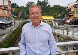 Tomás Antuña, teniente de alcalde de Llanes, en el puente de la villa.