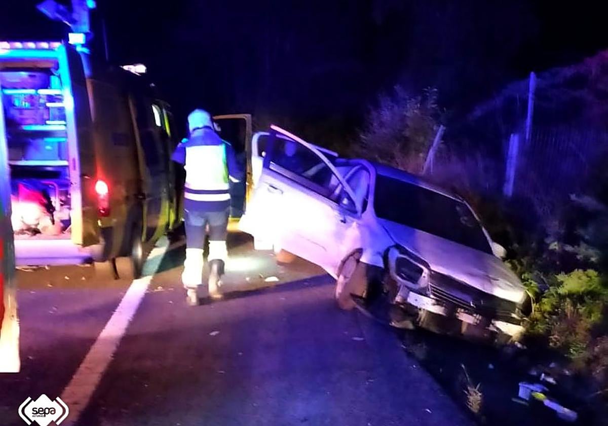 Estado en el que quedó el turismo en el que iban las dos personas accidentadas.