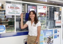 Montse Valverde, junto al cartel del Joker millonario.