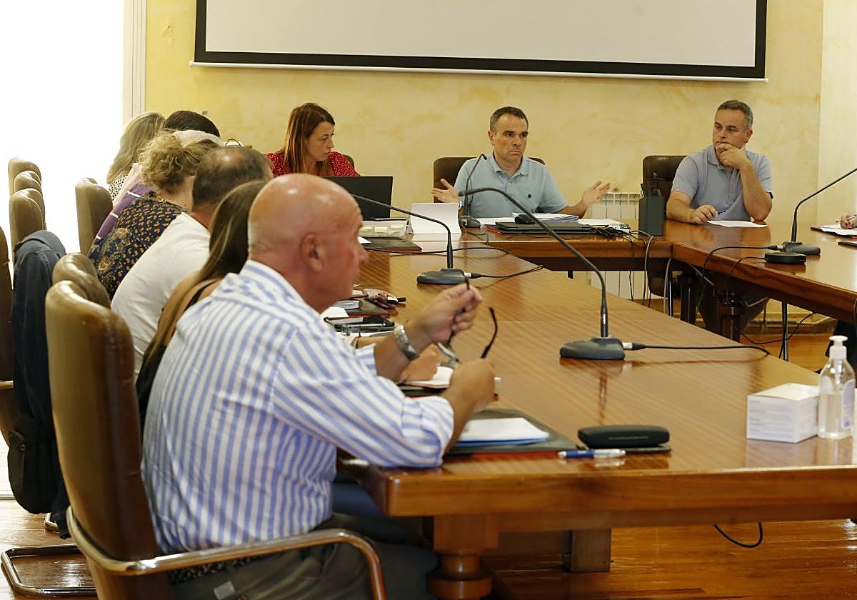 El alcalde y parte de su equipo de gobierno, en el Pleno.