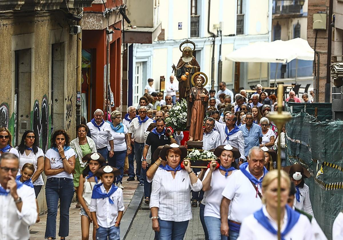 los vecinos de Grado transportan las imágenes a la iglesia. LORENZANA