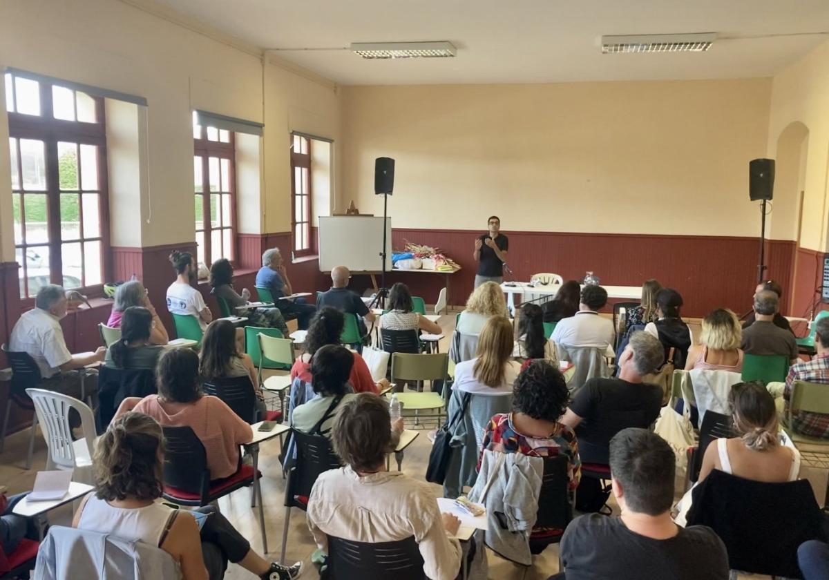 Asistentes a la presentación de la nueva edición de la Escuela de Verano en Villapedre.