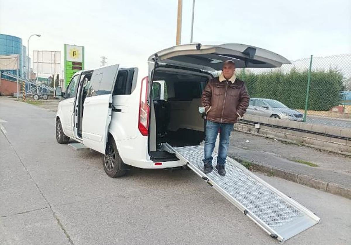 David Fernández que el vehículo que ya podrá usar de taxi.