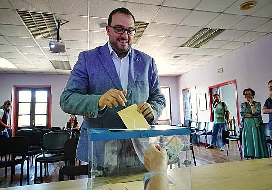 Adrián Barbón votando en la consulta a la militancia sobre el preacuerdo de gobierno entre el PSOE y Convocatoria por Asturias en la Casa del Pueblo de Pola de Laviana.