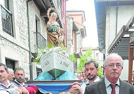 Pepín del Rosal camina por delante de la imagen de la santa.