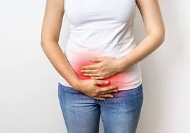 El dolor abdominal es uno de los síntomas del SIBO.