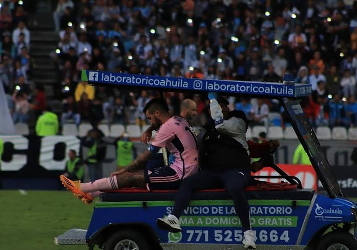 Álex Millán, en el momento de ser retirado del terreno de juego en el amistos del domingo.