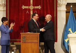 El presidente del Principado, Adrián Barbón, junto al presidente de la Junta General del Principado, Juan Cofiño.