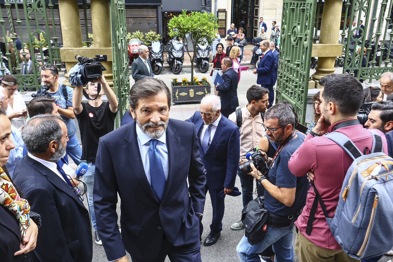 La toma de posesión de Barbón, en imágenes