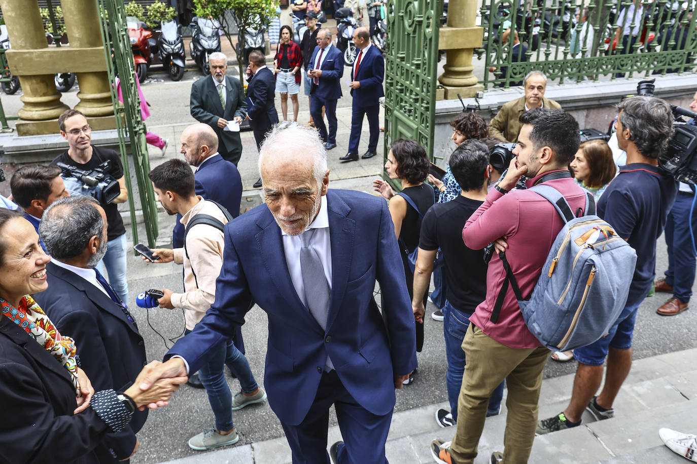 La toma de posesión de Barbón, en imágenes