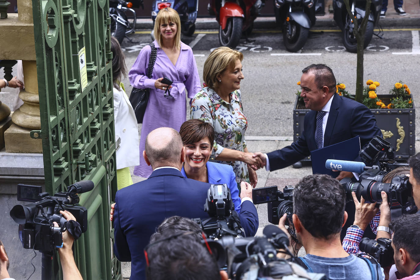 La toma de posesión de Barbón, en imágenes