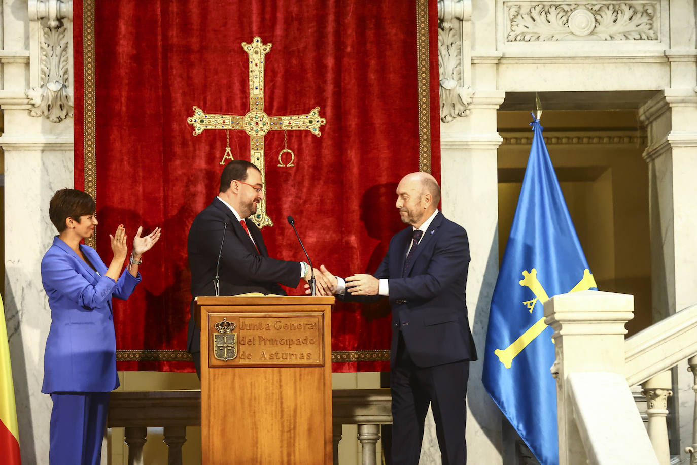 La toma de posesión de Barbón, en imágenes