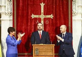 Adrián Barbón durante el acto de toma de posesión de este jueves, aplaudido por la ministra Isabel Rodríguez y por Juan Cofiño.
