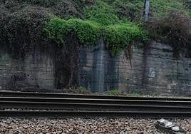 El agua supera un talud de hormigón y atraviesa las vías.
