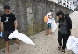 Algunos de los participantes ayer en la recogida de residuos en la playa de Salinas.