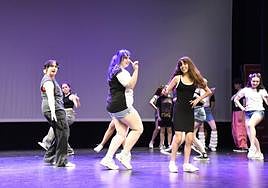 Bailarines amateur durante el concurso de baile.