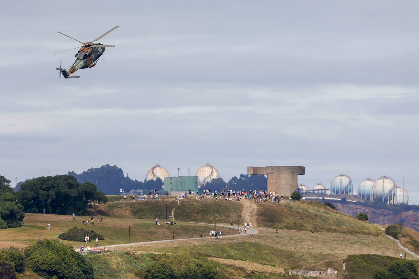 Las aeronaves del Festival Aéreo ya sobrevuelan Gijón