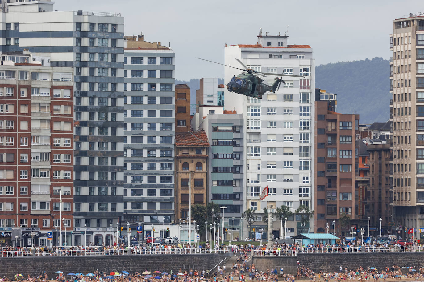 Las aeronaves del Festival Aéreo ya sobrevuelan Gijón