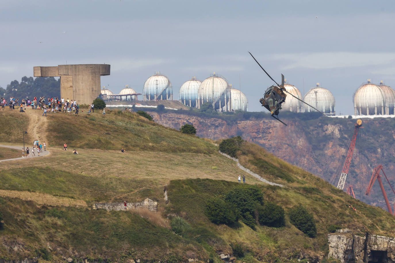 Las aeronaves del Festival Aéreo ya sobrevuelan Gijón