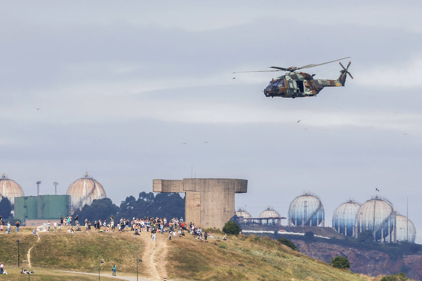 Las aeronaves del Festival Aéreo ya sobrevuelan Gijón