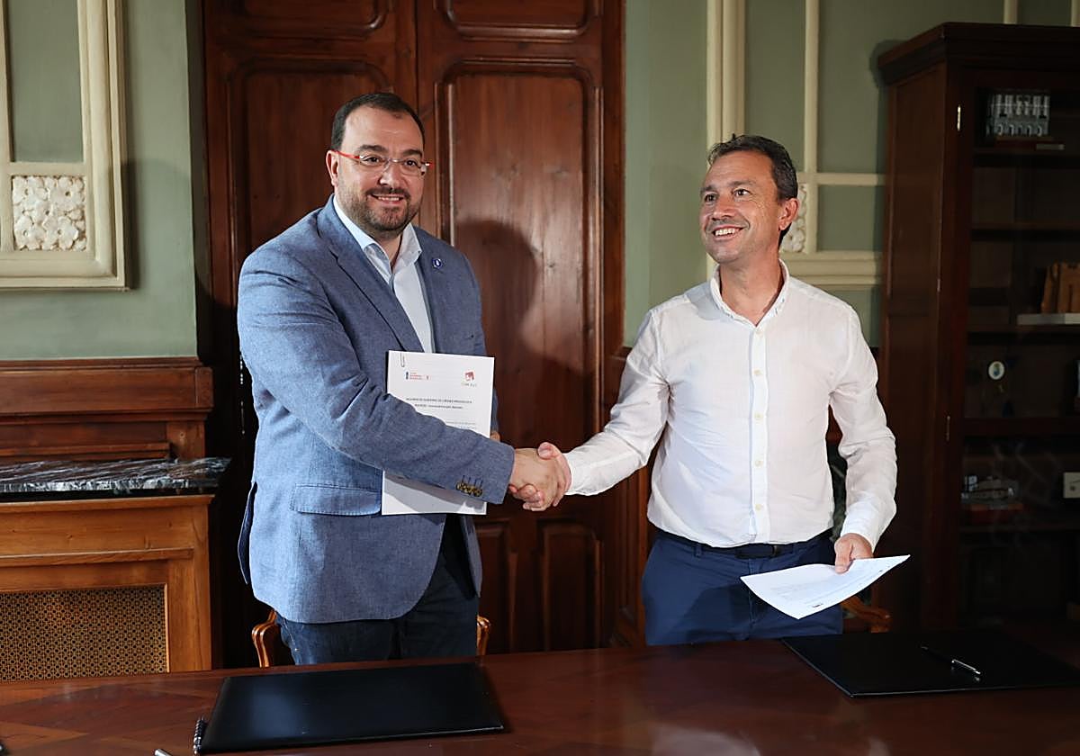 Adrián Barbón y Ovidio Zapico firmaron este mediodía en la Sala Europa de la Junta General el acuerdo de gobierno alcanzado la semana pasada y ratificado este miércoles por los militantes de ambas formaciones.
