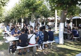 Gijoneses y turistas disfrutan de la jornada veraniega en Casa Arturo.