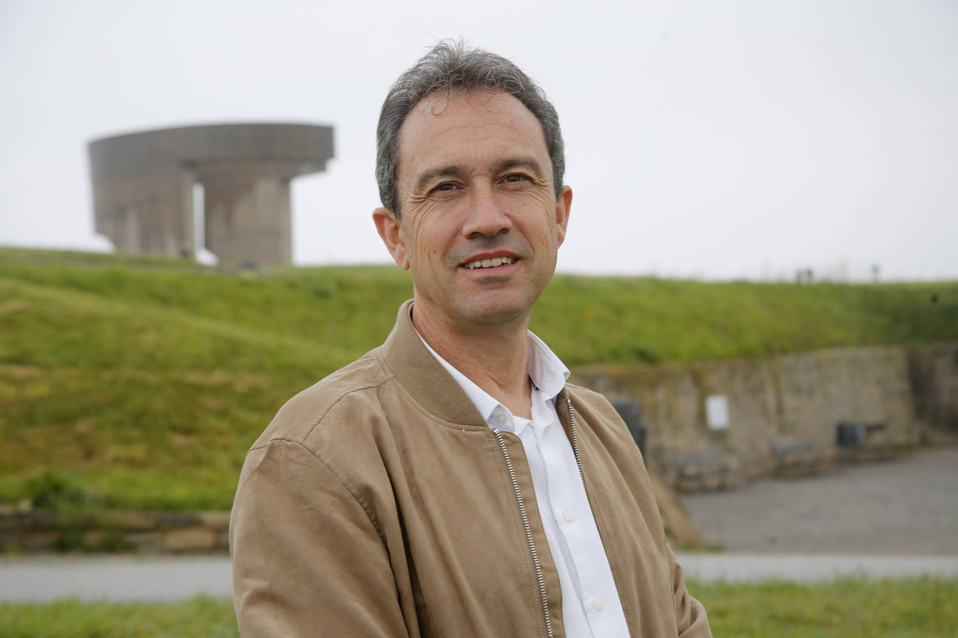 Consejero de Ordenación del Territorio, Urbanismo, Vivienda y Derechos Ciudadanos. El coordinador regional de IU asume una consejería de amplio contenido, desde la planificación urbanística al desarrollo de planes de vivienda y la defensa de los derechos ciudadano, incluyendo aquí la aplicación de la Ley de la Memoria Histórica. IU también ha dejado claro que tiene planes ambiciosos en materia de vivienda, si bien los temas relacionados con el medio ambiente quedarán a caballo de otras dos consejerías. 