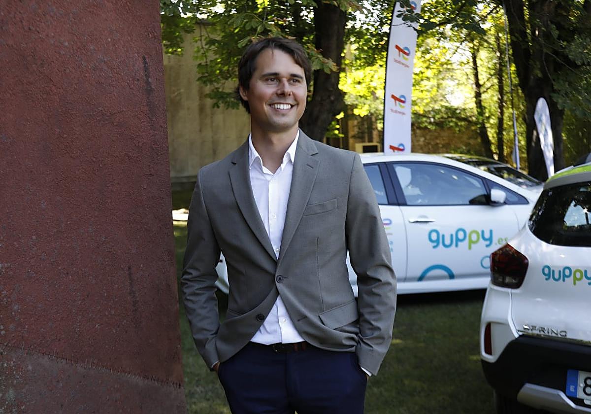 Pablo Campos-Ansó, fundador de Guppy, junto a varios coches.