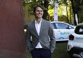 Pablo Campos-Ansó, fundador de Guppy, junto a varios coches.