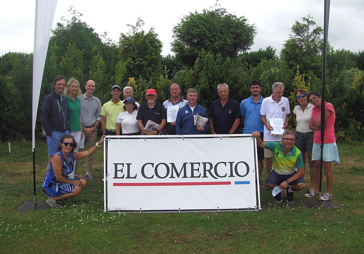 Participantes y premiados posaron en la tradicional foto de familia en la clausura de la prueba del Trofeo EL COMERCIO-ABANCA, en el Club de Golf de Luarca.