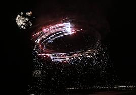 Maniobras con fuegos artificiales de los AeroSparx sobre la playa.