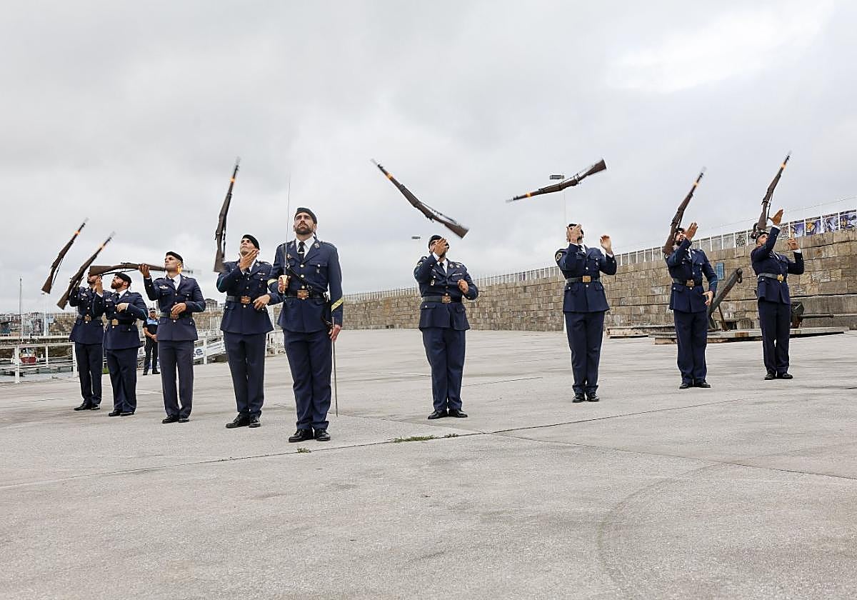 La unidad al completo lanzando sus armas al cielo.