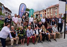 Representantes municipales y miembros de Amigos de Dionisio de la Huerta ante el busto en recuerdo del fundador del Descenso.