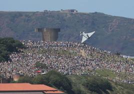 Asistentes congregados en Cimavilla contemplando el paso de uno de los Eurofighter.