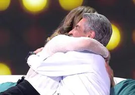 Sandra Barneda le da un abrazo a Miguel Ángel Revilla, tras no poder contener las lágrimas.