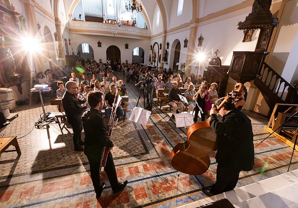 Los profesores del curso de música durante el concierto en homenaje a que le dedicaron a 'Jimi', alcalde fallecido.
