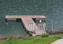 Uno de los dos embarcaderos que se han instalado en el embalse de Tanes, en el concejo de Caso.