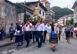 Las andas, con la imagen de San Juan que se venera en Nueva.