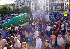 El desfile de la treintena de carrozas por las calles de Arriondas fue seguido por numeroso público.