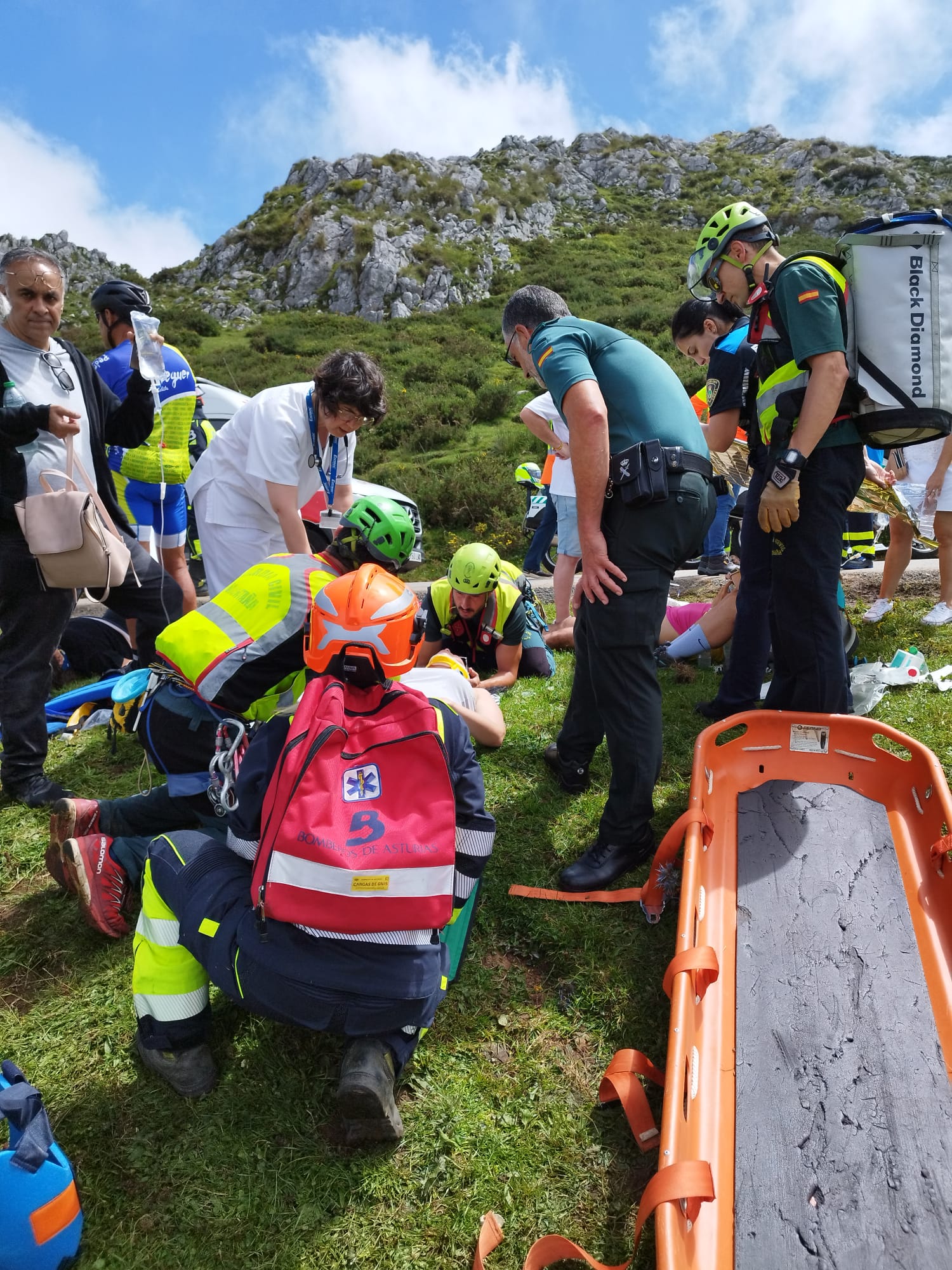 Un autobús con 49 personas se despeña al subir a los Lagos de Covadonga