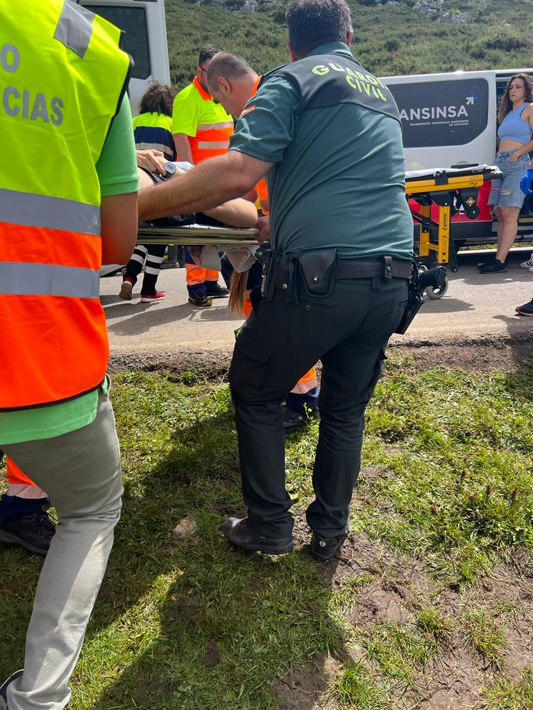 Un autobús con 49 personas se despeña al subir a los Lagos de Covadonga