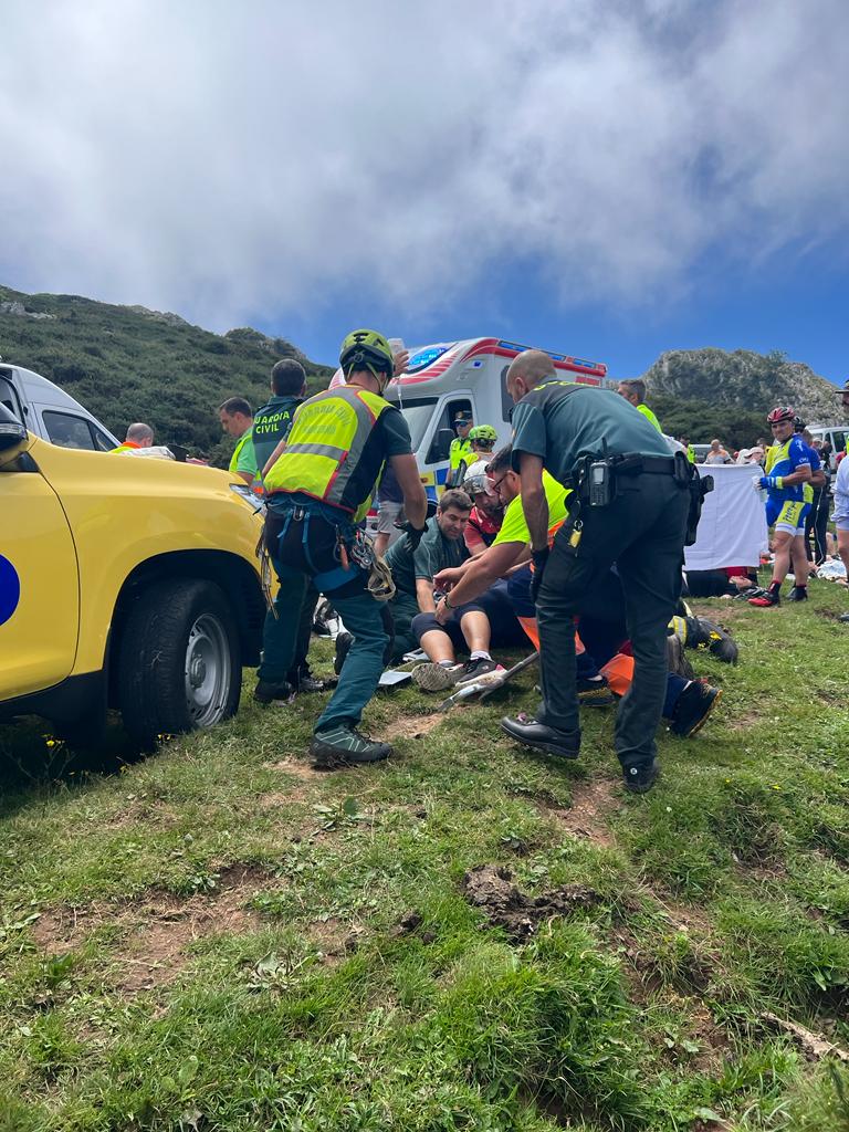 Un autobús con 49 personas se despeña al subir a los Lagos de Covadonga