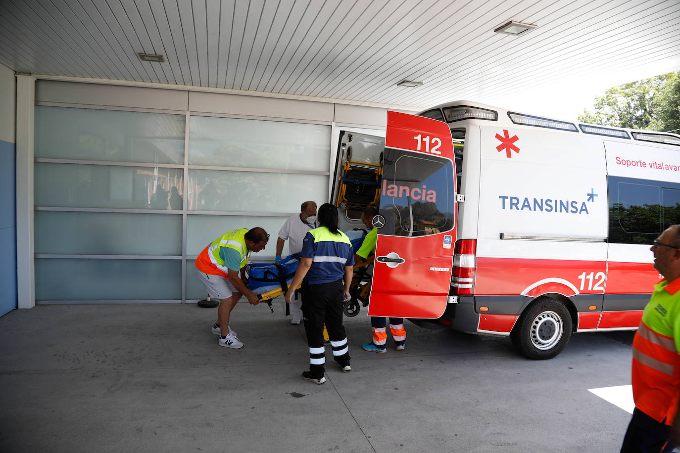 Un autobús con 49 personas se despeña al subir a los Lagos de Covadonga