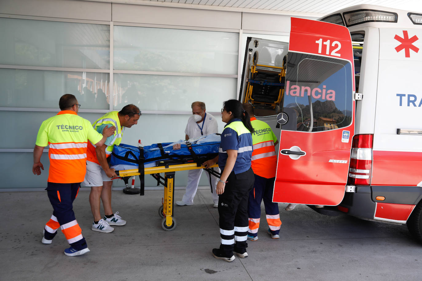 Un autobús con 49 personas se despeña al subir a los Lagos de Covadonga