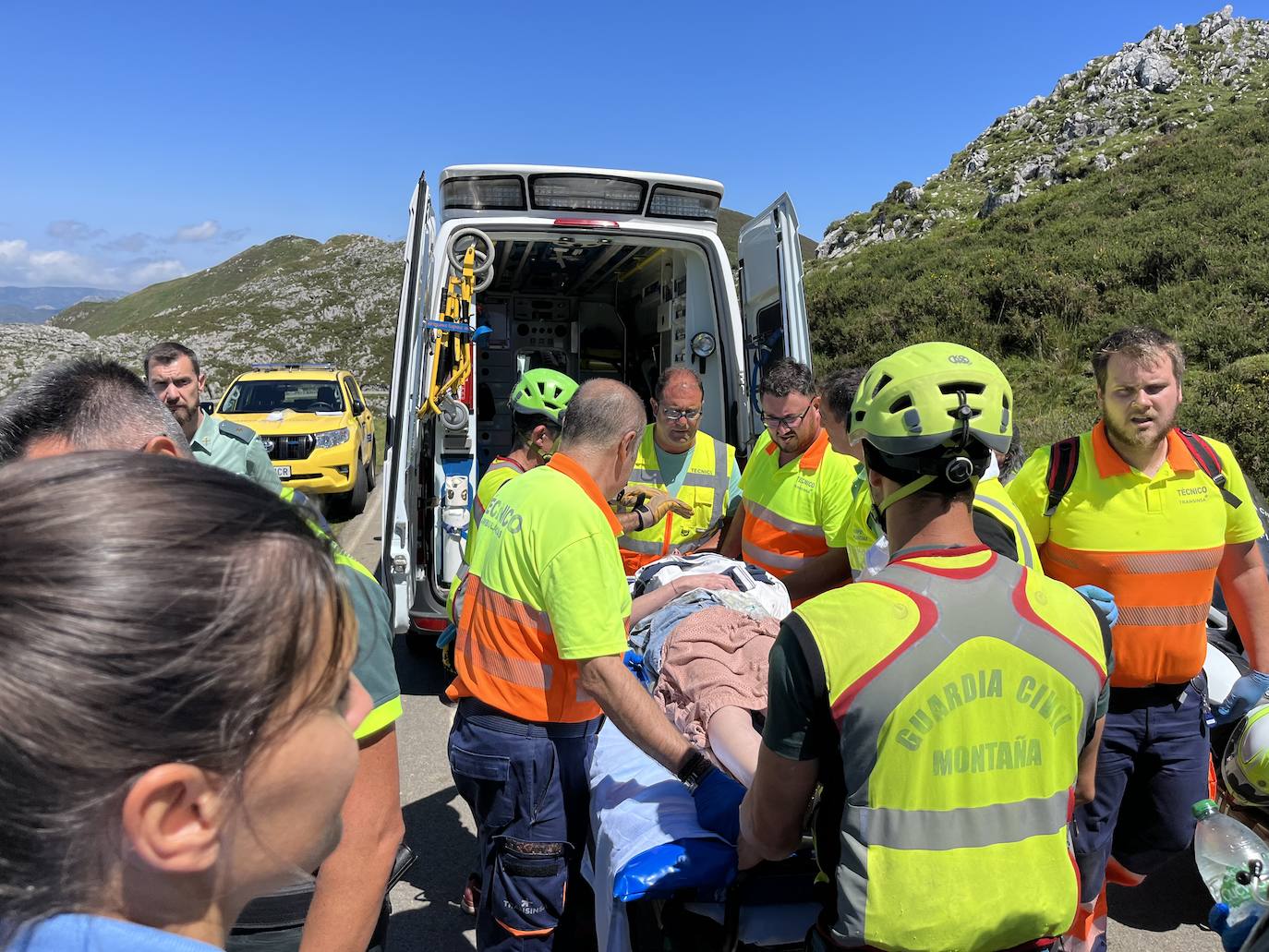 Un autobús con 49 personas se despeña al subir a los Lagos de Covadonga