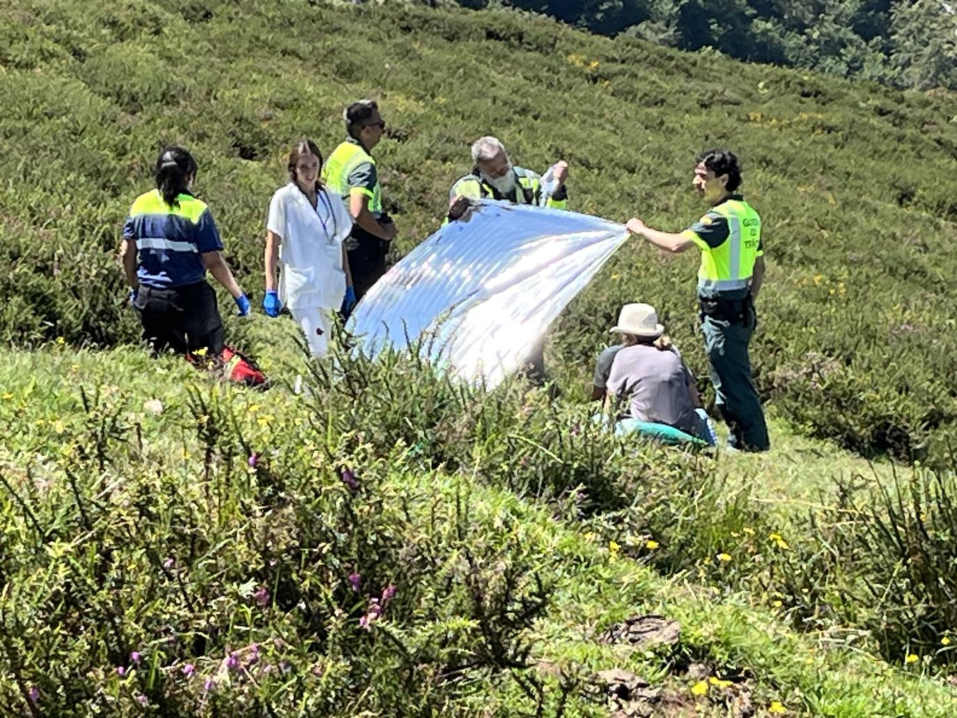 Un autobús con 49 personas se despeña al subir a los Lagos de Covadonga